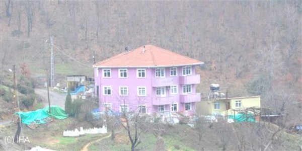 Her evin önünde mezarlık var