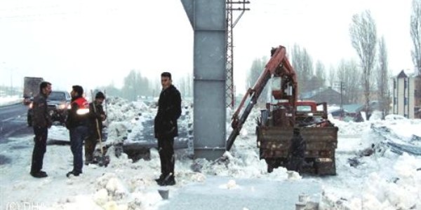 Üst geçidin unutulan merdivenleri takıldı