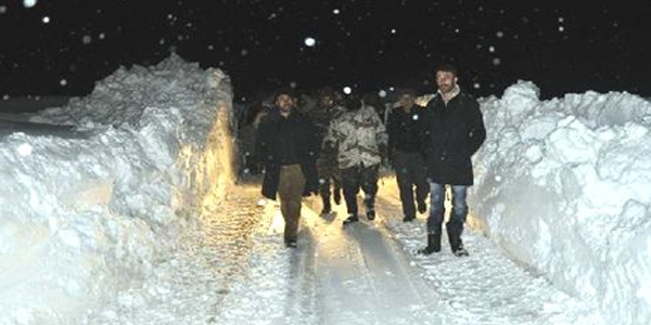 Hamile kadın kızakla ambulansa kadar taşındı