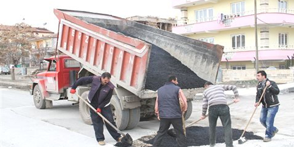 Erzincan belediyesi so�uk asfalt malzemesi ile yollar� onar�yor