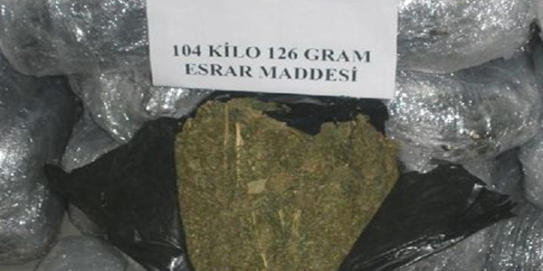 Otomobilde 104 kilo esrar bulundu