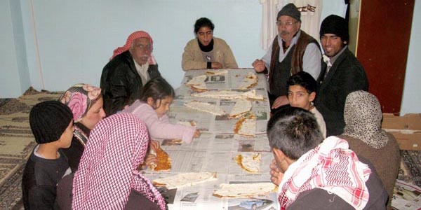 Camiye sığınan Suriyeli aileye hayırseverler sahip çıktı