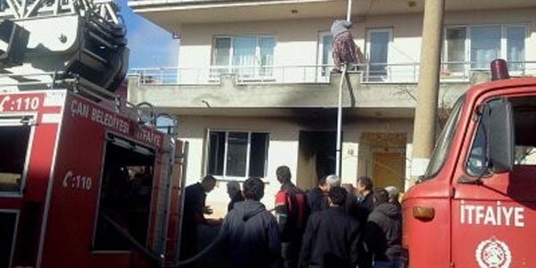 Genci yanmaktan komşuları kurtardı