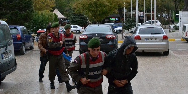 Ev basıp gasp yapan zanlılar jandarmadan kaçamadı