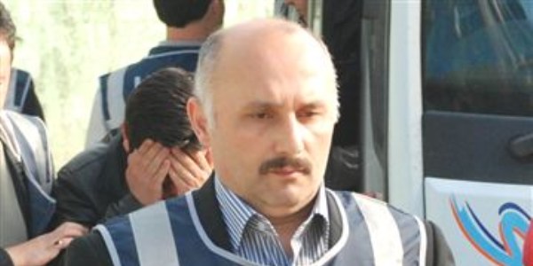 Polis memuru emniyet m�d�rl��� �n�nde kalp krizi ge�irdi