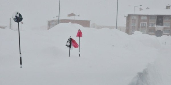Erzurum'da kar ve tipi yollar kapatt
