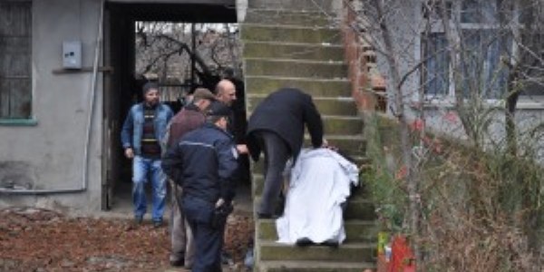 Yaşlı şahıs evinin merdiveninde ölü bulundu
