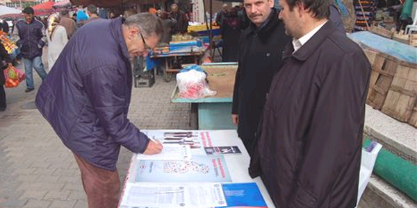 Halk Pazarında imza kampanyası