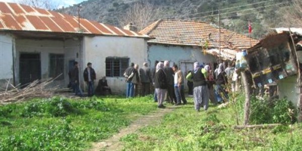 Babas�n� �ld�r�p, kefenledi