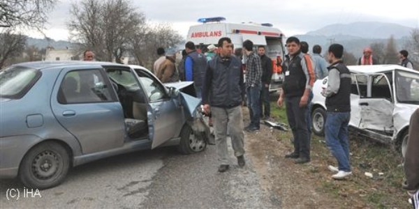 Manisa'da trafik kazası: 3 yaralı