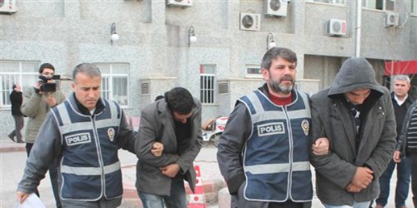 Akü, teyp ve korna çaldılar