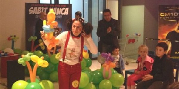 Hava bükücü abla ile minikler doyasıya eğlendi