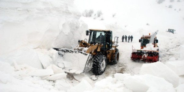 Kardan da�lar� delip yol a��yorlar