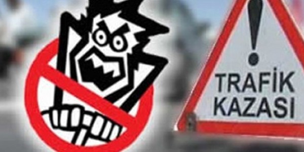 Kamyonet, elektrik direğine çarpıp markete girdi: 2 yaralı