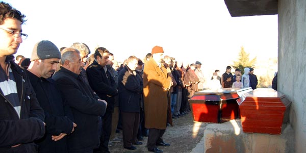 Adıyaman'daki kazada hayatını kaybedenlerden 7'si toprağa verildi