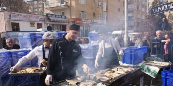 Başkent'te 15 bin kişiye bedava balık-ekmek dağıtıldı