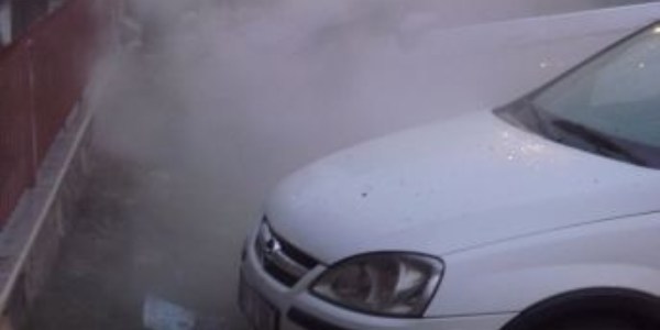 Mudanya'da park halindeki kamyonet yand�
