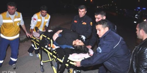 Minib�s otomobile �arpt�: 1 �l�, 9 yaral�