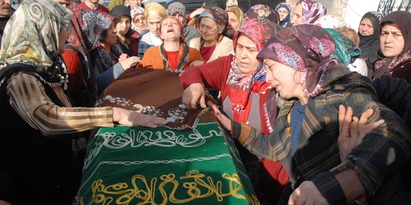 E�inin 8 kur�unla �ld�rd��� gen� kad�n a�latt�