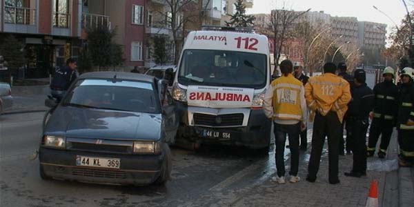 Malatya'da, ambulans ile otomobil �arp��t�