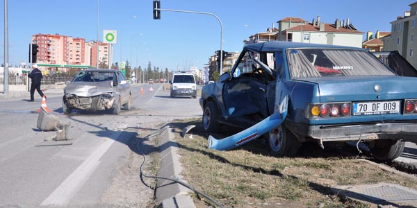 Karaman'da iki otomobil �arp��t�: 5 yaral�