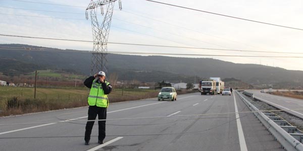 Lodos elektrik direklerini devirdi, evlerin �at�lar�n� u�urdu