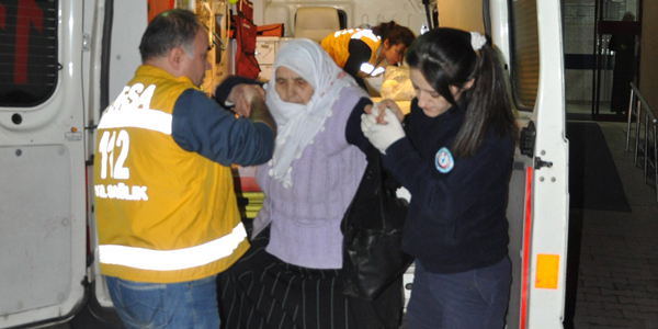 Yaşlı çifte karşıdan karşıya geçerken otomobil çarptı