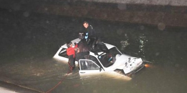 Otomobil çarşamba çayına uçtu: 1 ölü, 1 kayıp