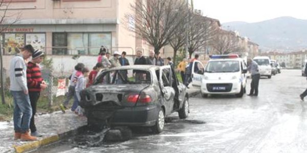 Park halindeki LPG'li otomobil yandı, içindeki kişi son anda kurtuldu