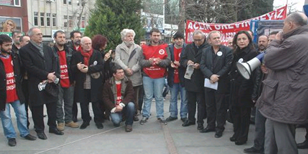 Sanatçılar girişimi, grevdeki işçiler için Çorlu'ya geldi