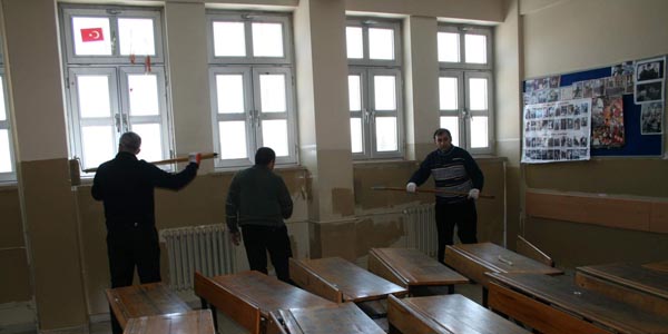 Kars'ta öğretmen ve veliler okullarını boyuyor