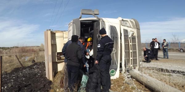 Kamyon elektrik direğine çarptı: 1 yaralı