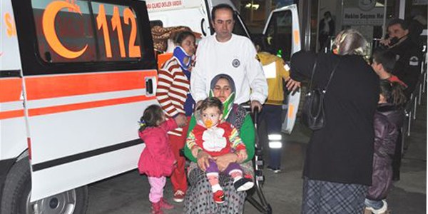 Otomobil refüje çarptı: 9 yaralı