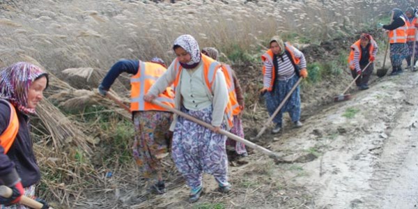 Çanakkale'de 16 kadın işçi su kanalı inşaatında çalışıyor