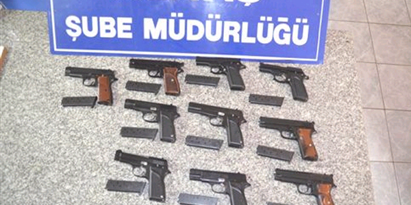 Rize'de 'Dur' ihtarına uymayan araçtan 10 adet kaçak silah çıktı