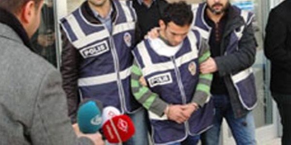 Bıçağıyla teslim oldu