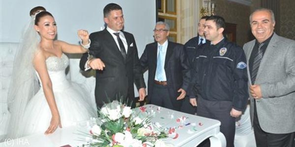 Mesai arkadaşları gelin ile damada kelepçe taktı