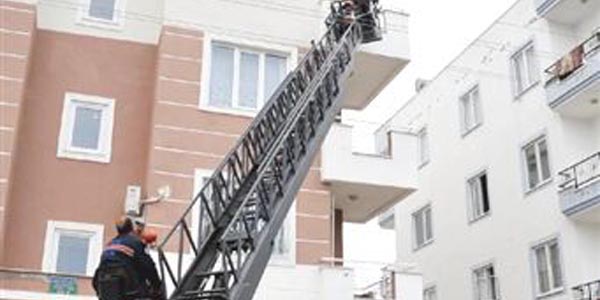 Annesinin kilitledi�i evden polis kurtard�