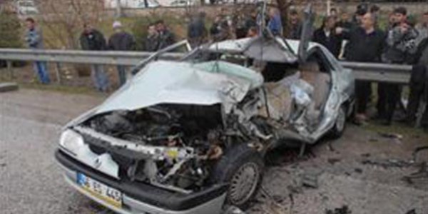 Kahramanmaraş'ta kamyonetle otomobil çarpıştı: 3 ölü, 1 yaralı