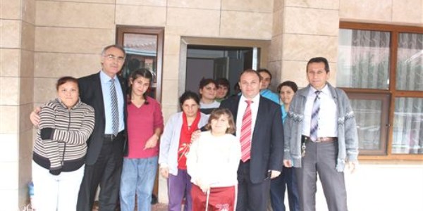 Banka müdüründen Rehabilitasyon Merkezi'ne ziyaret