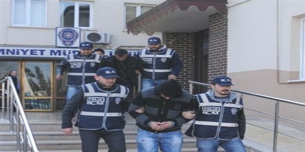 Köpekler kokusunu almasın diye esrar paketlerini ziftle kaplamışlar