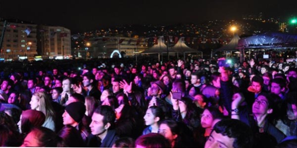 Binlerce öğrenci konserde karanlıkta kaldı