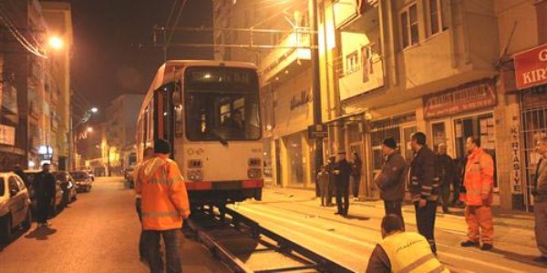 Nostaljiik tramvay�n yeni vagonlar� raylarda