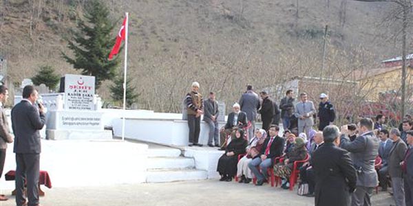 �ehit olan babas�'n�n mezar�n� 59 y�l sonra buldu