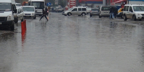10 dakikalık yağmur Edirne'yi felç etti