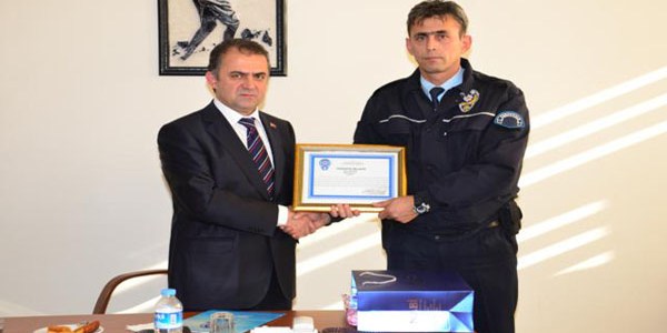 Yatalak hastayı kurtaran polis ödüllendirildi
