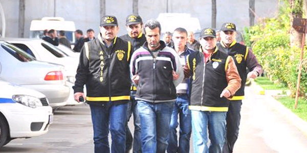 Aranan şahıslar polisten kaçamadı
