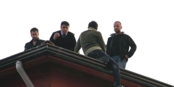 Kaymakaml�k binas�n�n �at�s�nda intihar giri�imi