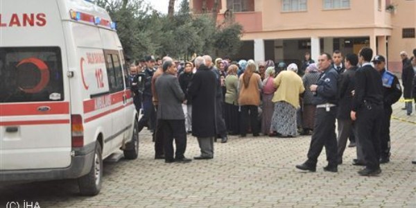 Babas�n�n imaml�k yapt��� camide kendini ast�