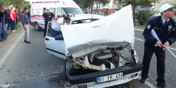 Otomobil Tır'a çarptı: 4 yaralı